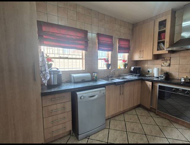 3 BEDROOM TOWNHOUSE FOR SALE IN ARCON PARK
